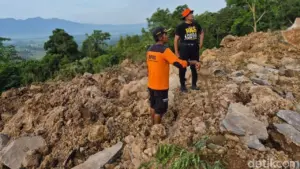 Longsor Gunung Kaupas Serang, Warga Cibodas Dievakuasi ke Sekolah Dasar