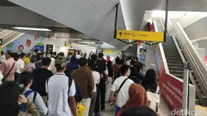 Tarif Rp 1 MRT Dimanfaatkan Warga Pluit untuk Liburan Keluarga ke Blok M