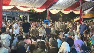 Prabowo Subianto Tiba di Posko Pengungsian Tapsel Jelang Tahun Baru, Disambut Antusias Warga
