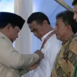 Prabowo Beri Tanda Kehormatan ke Mentan Amran, Petani, hingga Kapolres di Karawang