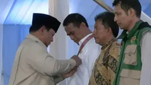 Prabowo Beri Tanda Kehormatan ke Mentan Amran, Petani, hingga Kapolres di Karawang