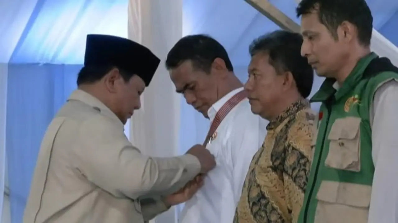 Prabowo Beri Tanda Kehormatan ke Mentan Amran, Petani, hingga Kapolres di Karawang Prabowo Beri Tanda Kehormatan ke Mentan Amran, Petani, hingga Kapolres di Karawang