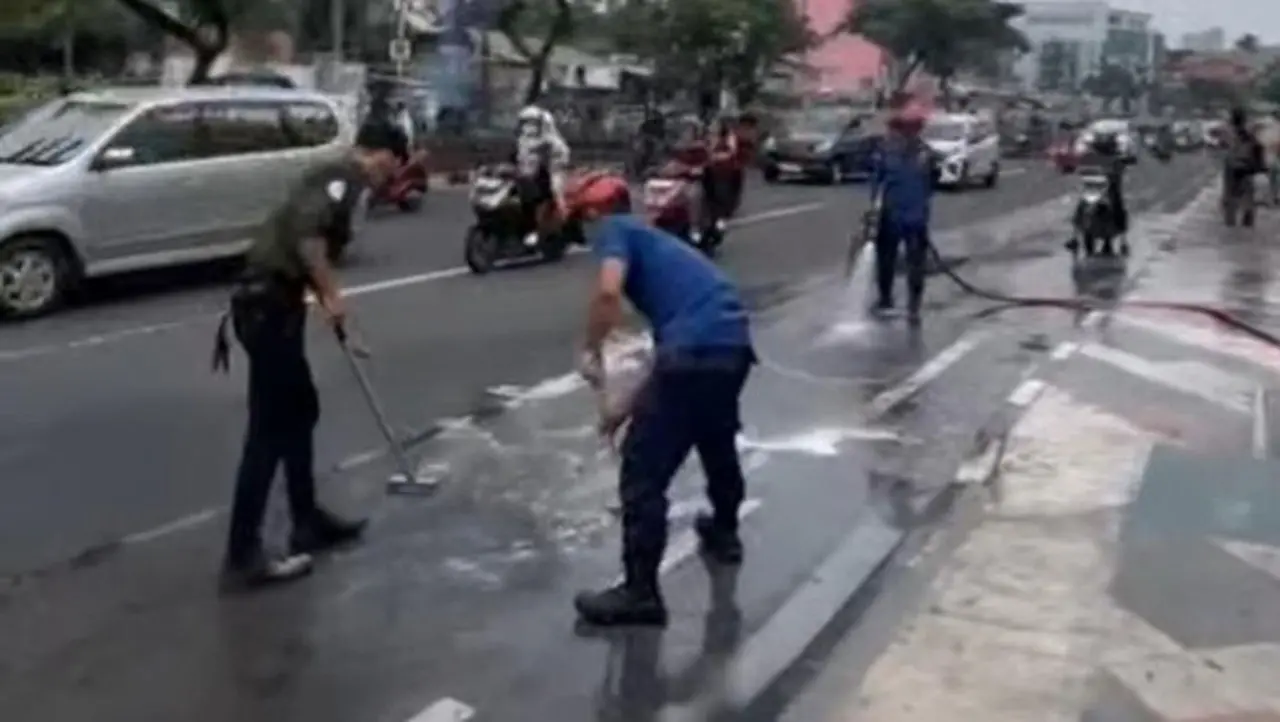 Tumpahan Minyak Restoran di Margonda Depok Sebabkan Sejumlah Pemotor Terjatuh