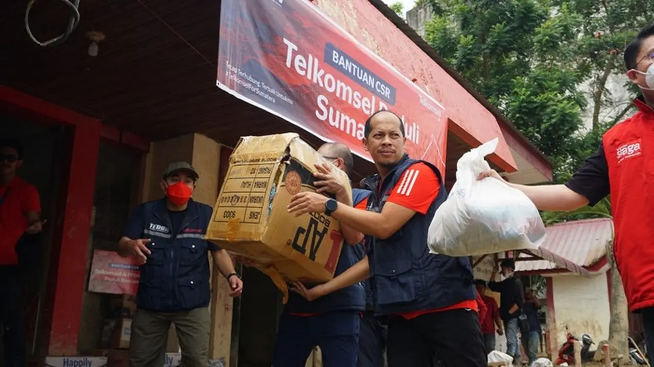 Telkomsel Salurkan Bantuan Logistik untuk Korban Banjir di Aceh Utara