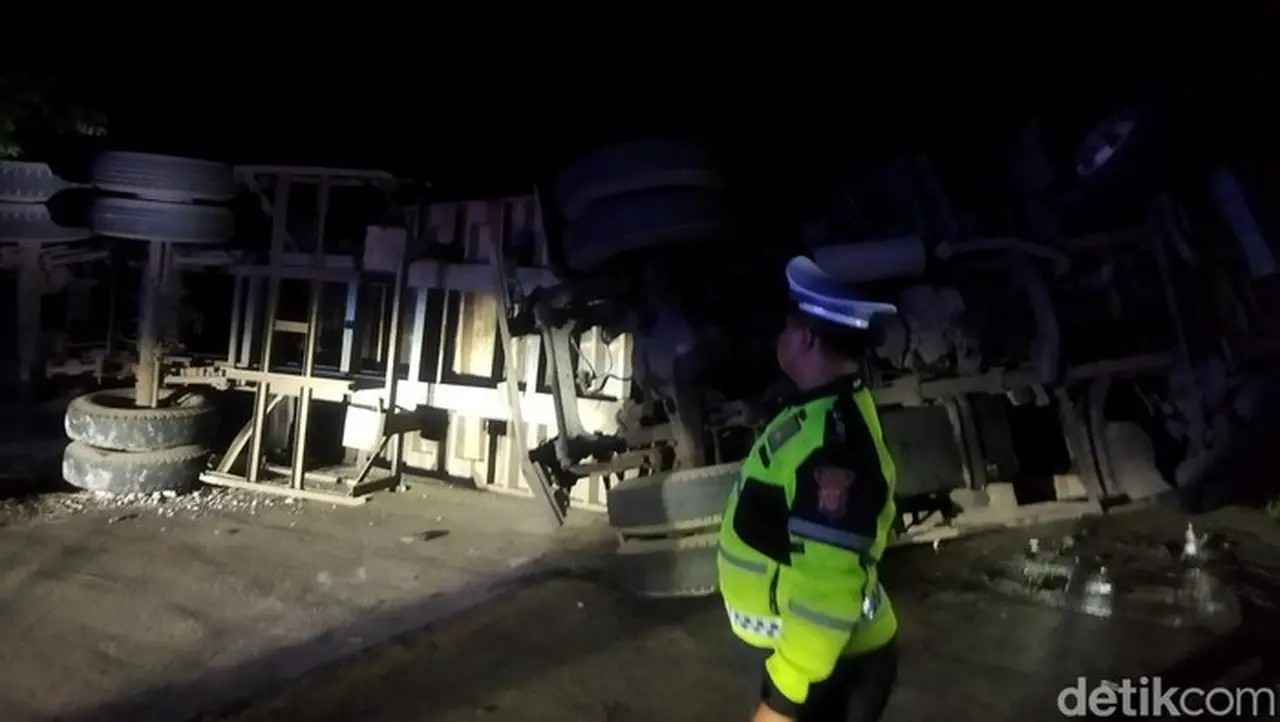 Truk Kontainer Angkut Kayu Terguling di Pandeglang Akibat Diduga Kelebihan Muatan Truk Kontainer Angkut Kayu Terguling di Pandeglang Akibat Diduga Kelebihan Muatan