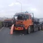 Truk Tronton Muatan Besi Melintang di Flyover Ciputat, Lalu Lintas Arah Selatan Macet Parah