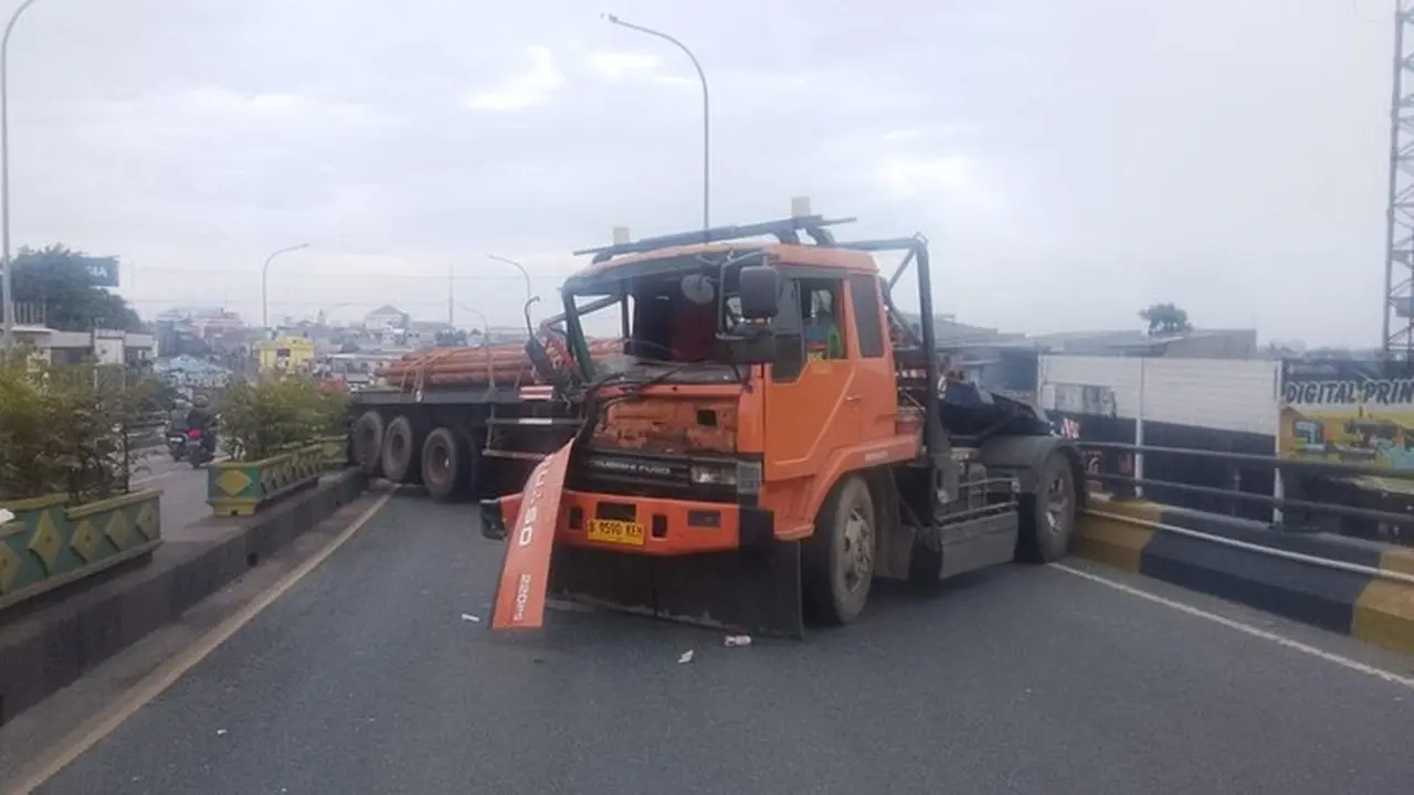 Tronton Muatan Baja Celaka di Flyover Ciputat, Sopir Terjepit dan Nyaris Tabrak Pasangan Suami Istri Tronton Muatan Baja Celaka di Flyover Ciputat, Sopir Terjepit dan Nyaris Tabrak Pasangan Suami Istri