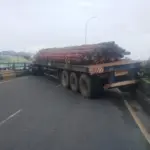 Sopir Truk Tronton Terjepit Akibat Tabrakan Beruntun di Flyover Ciputat