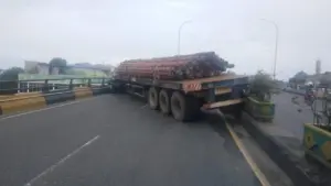 Sopir Truk Tronton Terjepit Akibat Tabrakan Beruntun di Flyover Ciputat