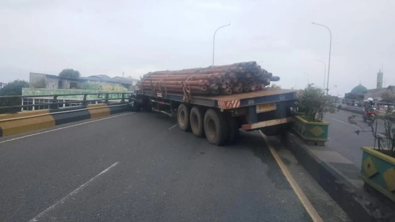 Sopir Truk Tronton Terjepit Akibat Tabrakan Beruntun di Flyover Ciputat