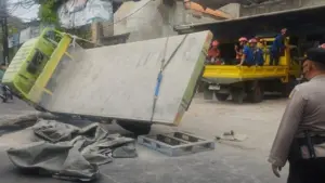 Truk Material Terguling di Mampang Prapatan, Lalu Lintas Sempat Lumpuh Total