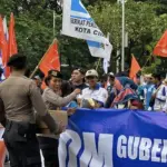 Aksi Humanis Polisi di Monas: Bagikan Roti dan Air Mineral untuk Buruh yang Demo
