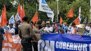 Aksi Humanis Polisi di Monas: Bagikan Roti dan Air Mineral untuk Buruh yang Demo