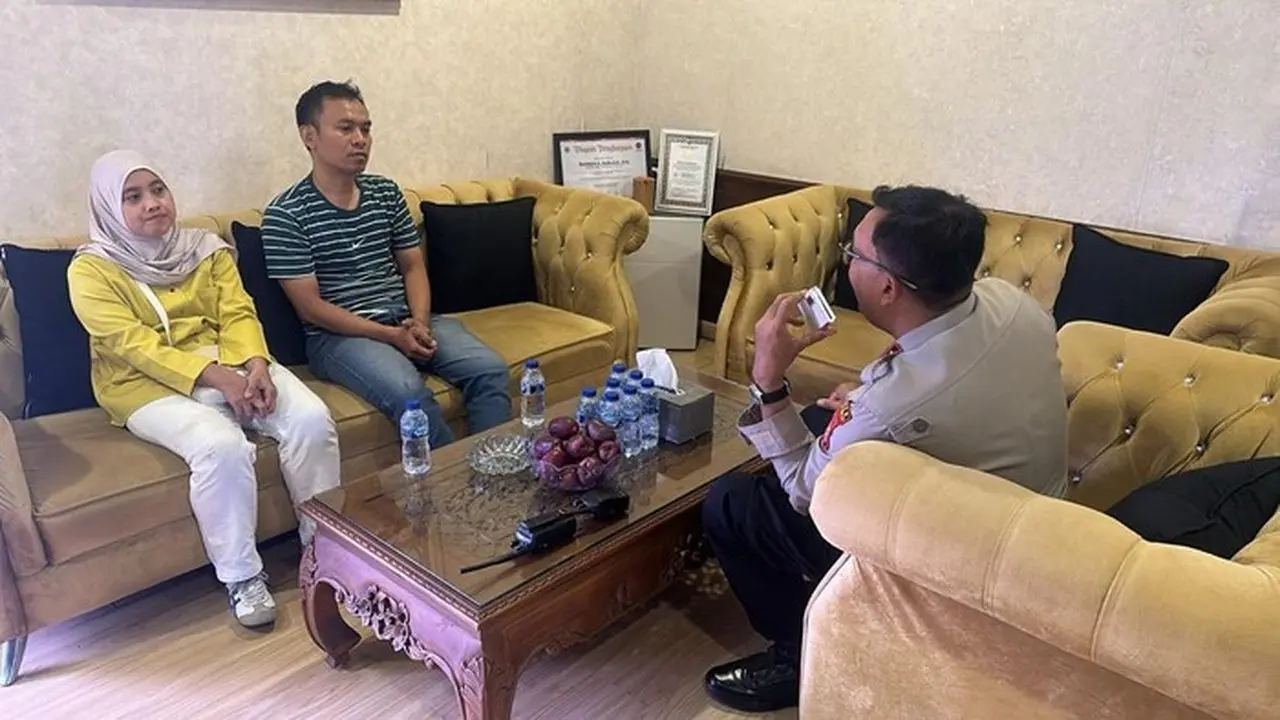 Detik-detik Mengerikan: Pasutri Lompat dari Motor Selamat dari Truk Mundur di Ciputat Detik-detik Mengerikan: Pasutri Lompat dari Motor Selamat dari Truk Mundur di Ciputat