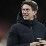 Thomas Frank Tertangkap Kamera Minum Kopi dari Gelas Arsenal, Netizen Heboh