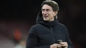 Thomas Frank Tertangkap Kamera Minum Kopi dari Gelas Arsenal, Netizen Heboh