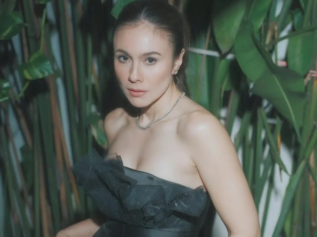 Siapa Artis Indonesia yang Pantas Menyandang Gelar ‘Hot Mama’ Idaman? Mari Beri Suara Anda!