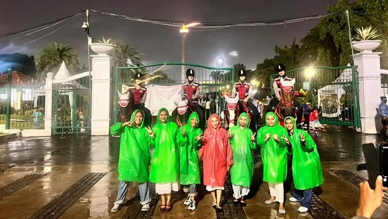 Polisi Berkuda Ramaikan Malam Tahun Baru di Monas, Warga Antusias Berfoto Polisi Berkuda Ramaikan Malam Tahun Baru di Monas, Warga Antusias Berfoto