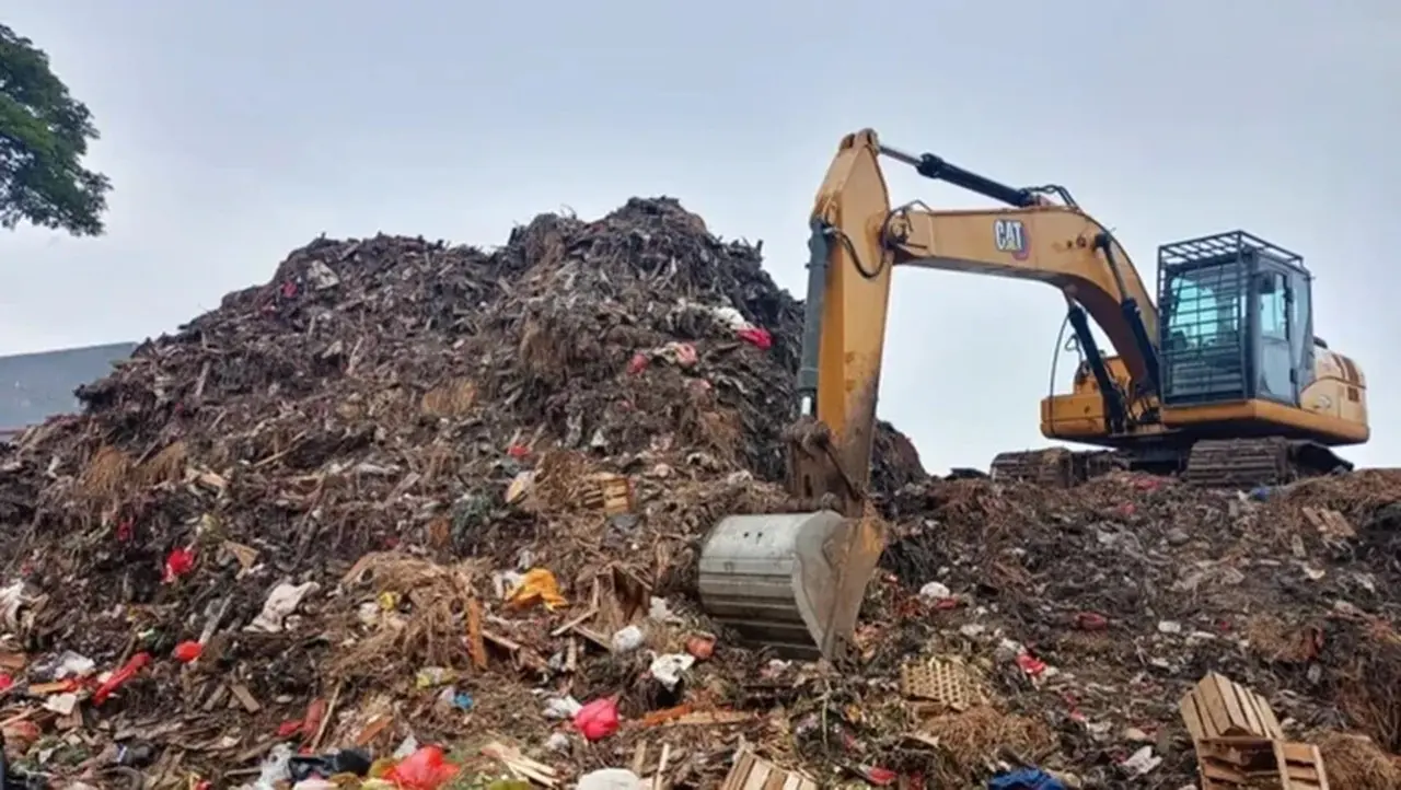 Tumpukan Sampah di Pasar Induk Kramat Jati Akibatkan Bau Busuk Menahun, Warga Resah
