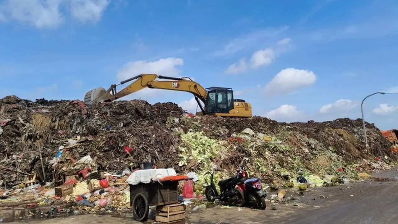 Gunungan Sampah di Pasar Induk Kramat Jati Mulai Diangkut, Warga Keluhkan Bau Menyengat Tahunan