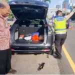 Mobil Pecah Ban di Jalur Contraflow Tol Dalam Kota, Polisi Sigap Beri Bantuan