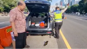 Mobil Pecah Ban di Jalur Contraflow Tol Dalam Kota, Polisi Sigap Beri Bantuan