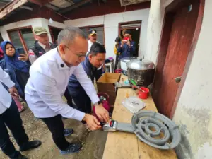 Waka MPR Eddy Soeparno Salurkan Bantuan Kemanusiaan untuk Korban Bencana Agam, Sumbar