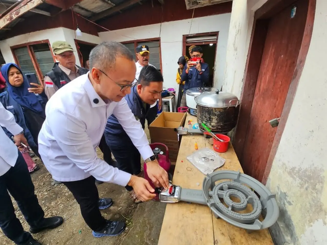 Waka MPR Eddy Soeparno Salurkan Bantuan Kemanusiaan untuk Korban Bencana Agam, Sumbar Waka MPR Eddy Soeparno Salurkan Bantuan Kemanusiaan untuk Korban Bencana Agam, Sumbar