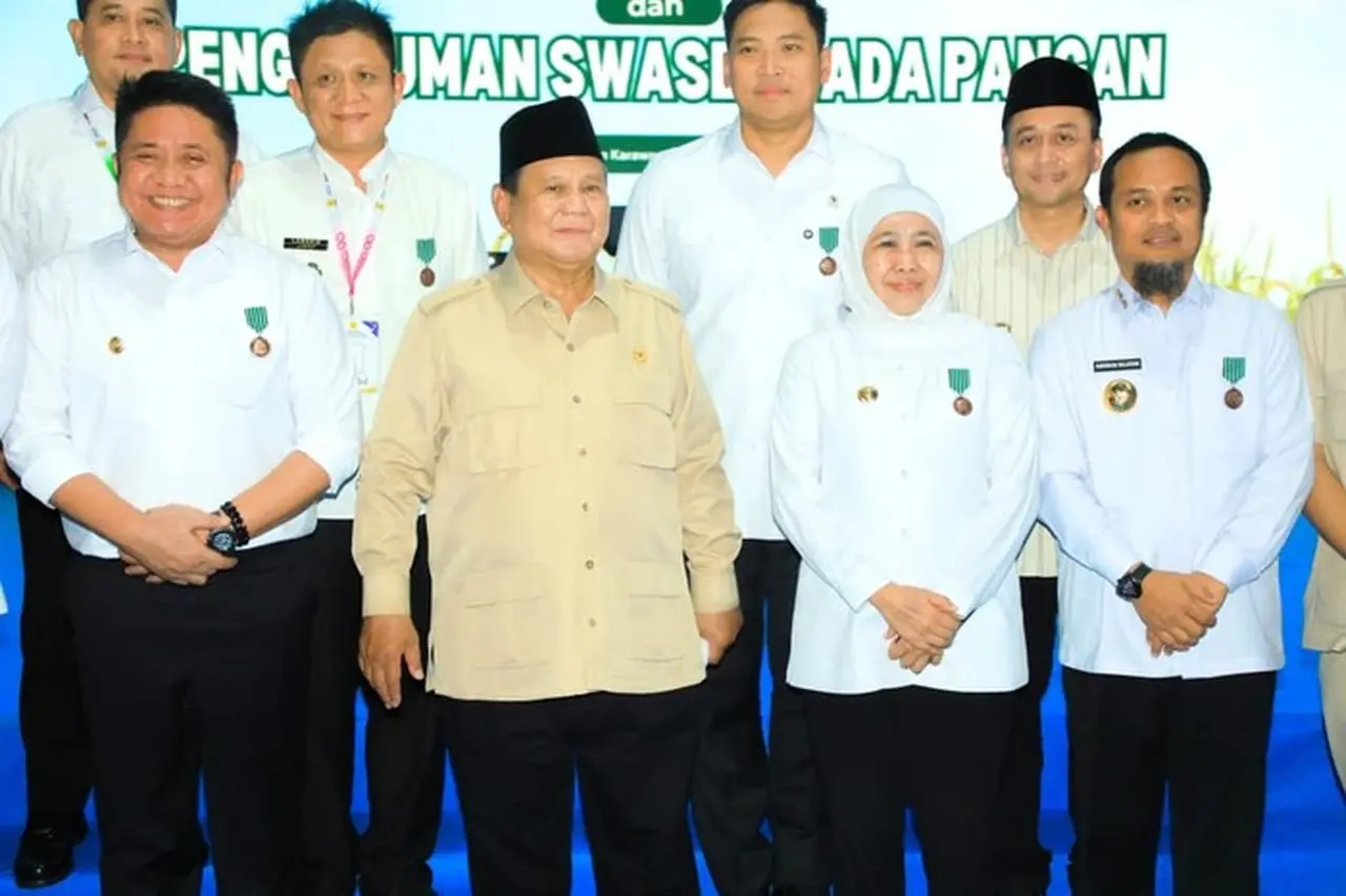 Khofifah Terima Satyalancana Wira Karya Swasembada Pangan 2025 dari Presiden Prabowo