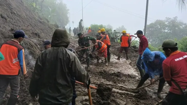 Longsor Tutup Jalur Wisata Bromo via Malang, Pembersihan Material Dilakukan Longsor Tutup Jalur Wisata Bromo via Malang, Pembersihan Material Dilakukan