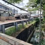 Bau Busuk Menyeruak dari Selokan Pasar Cimanggis Akibat Tumpukan Sampah Liar