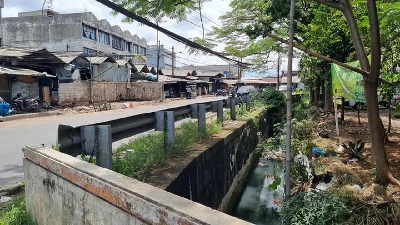 Bau Busuk Menyeruak dari Selokan Pasar Cimanggis Akibat Tumpukan Sampah Liar