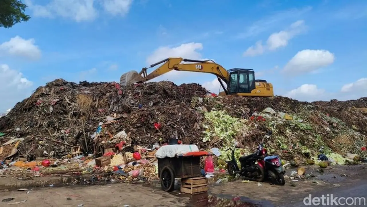 Pramono Anung Mendesak Pasar Jaya Segera Atasi Tumpukan Sampah di Kramat Jati