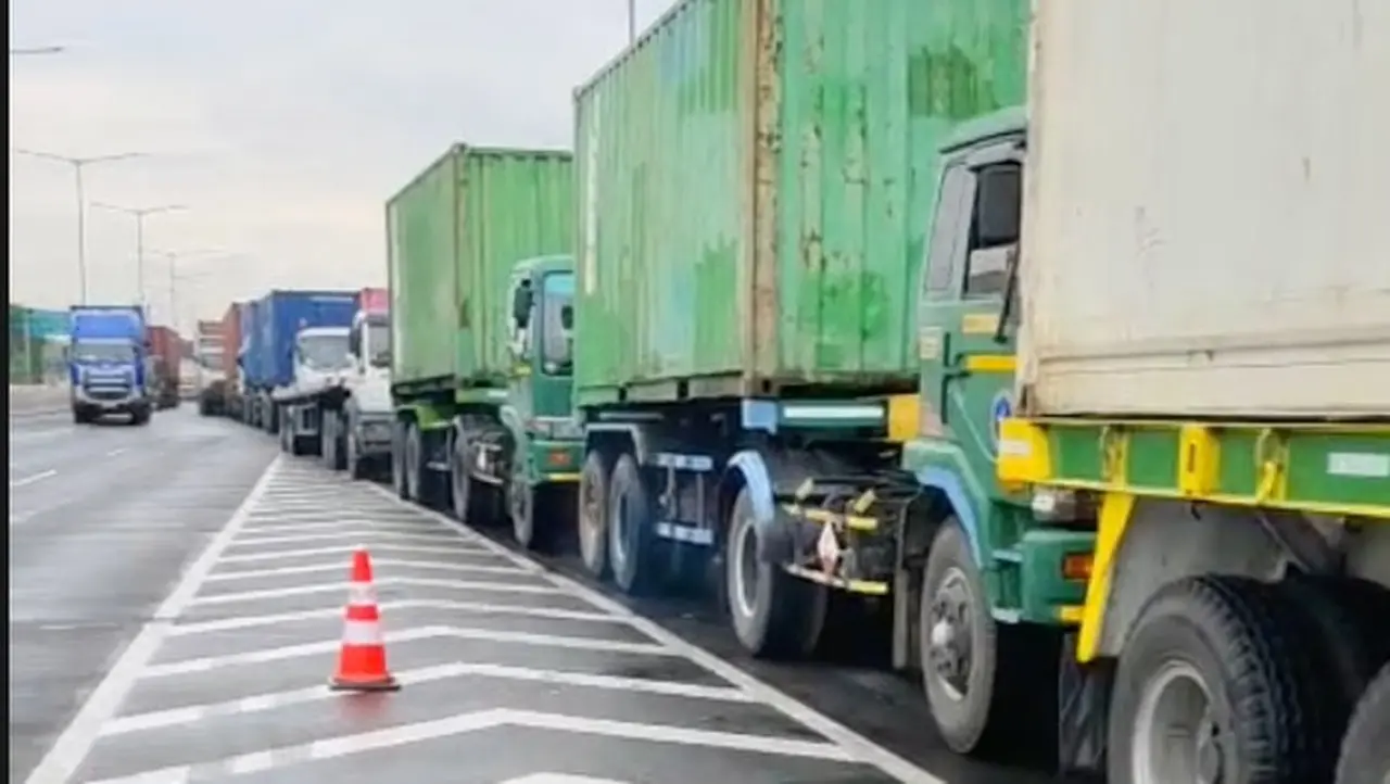 Exit Tol Semper Macet Parah Akibat Penumpukan Truk di Pelabuhan Tanjung Priok Exit Tol Semper Macet Parah Akibat Penumpukan Truk di Pelabuhan Tanjung Priok
