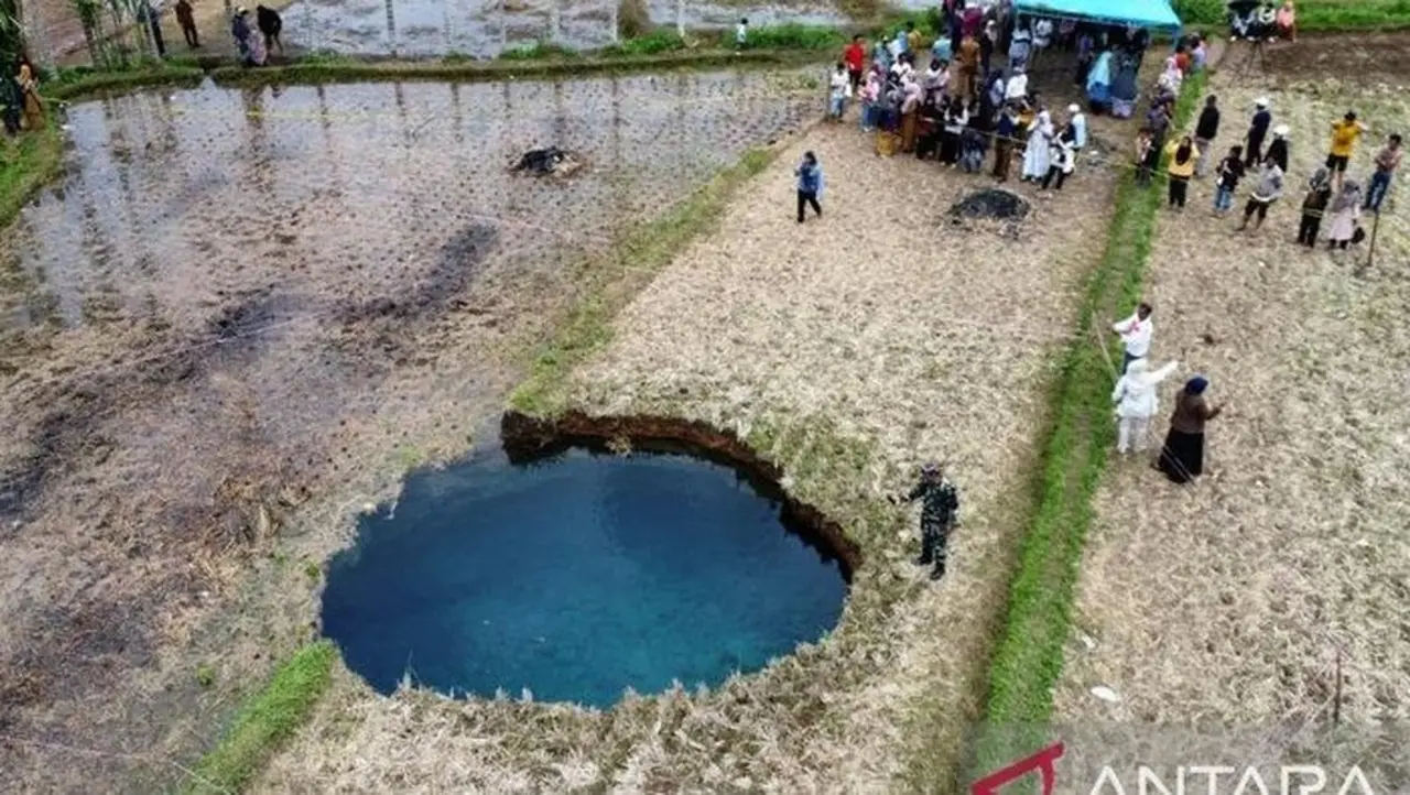 Fenomena Sinkhole Muncul di Sawah Warga Sumbar, Ahli Geologi Jelaskan Penyebabnya