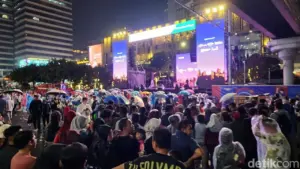 Hujan Malam Tahun Baru 2026 Berkah Bagi Pedagang Jas Hujan di Sarinah