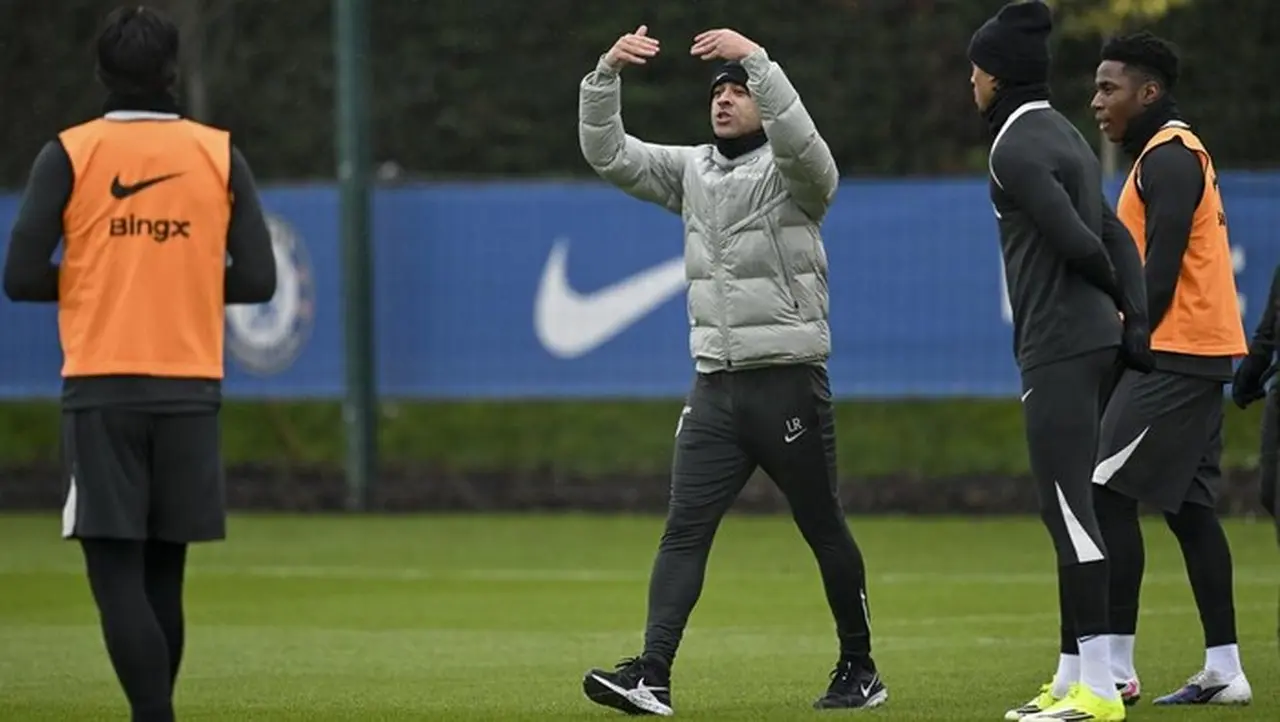 Liam Rosenior Pimpin Latihan Perdana Chelsea, Estevao dan Joao Pedro Jadi Sorotan
