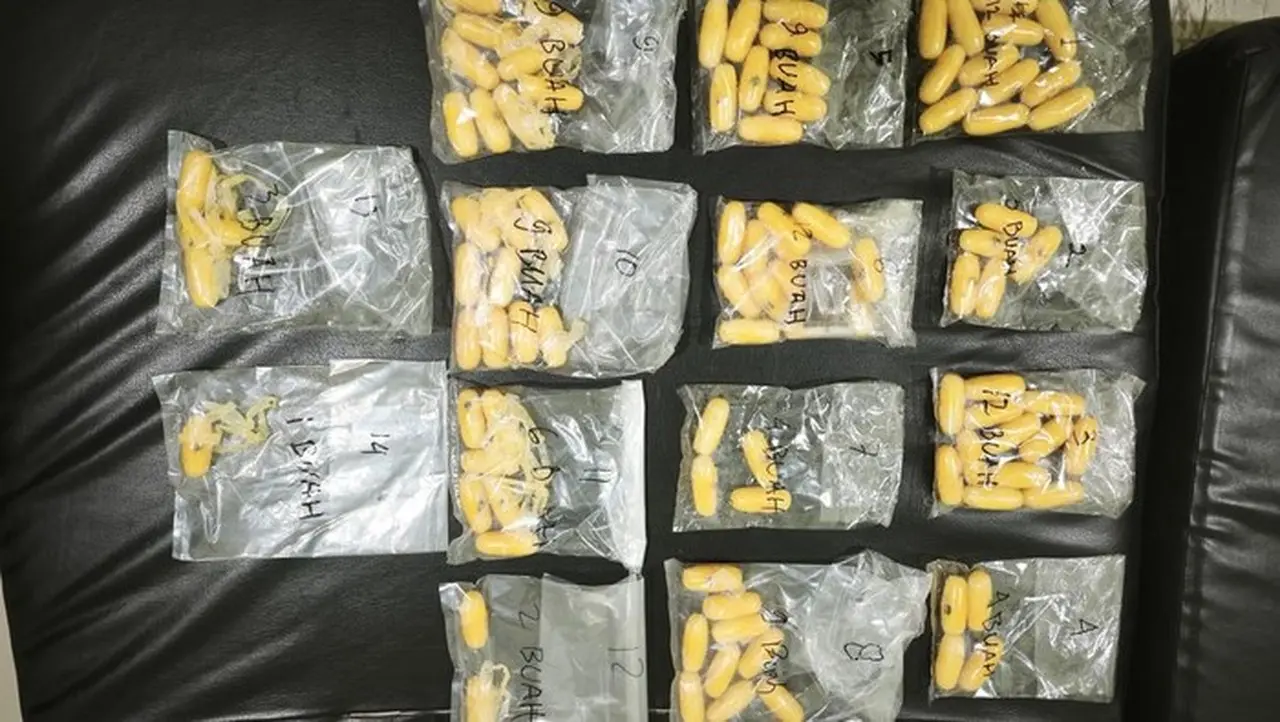 Polri dan Bea Cukai Gagalkan Penyelundupan Ratusan Kapsul Sabu oleh WN Pakistan di Soekarno-Hatta Polri dan Bea Cukai Gagalkan Penyelundupan Ratusan Kapsul Sabu oleh WN Pakistan di Soekarno-Hatta