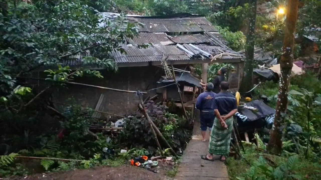Longsor Bogor: Kakek Abudin Ceritakan Detik-detik Dua Cucunya Tertimbun