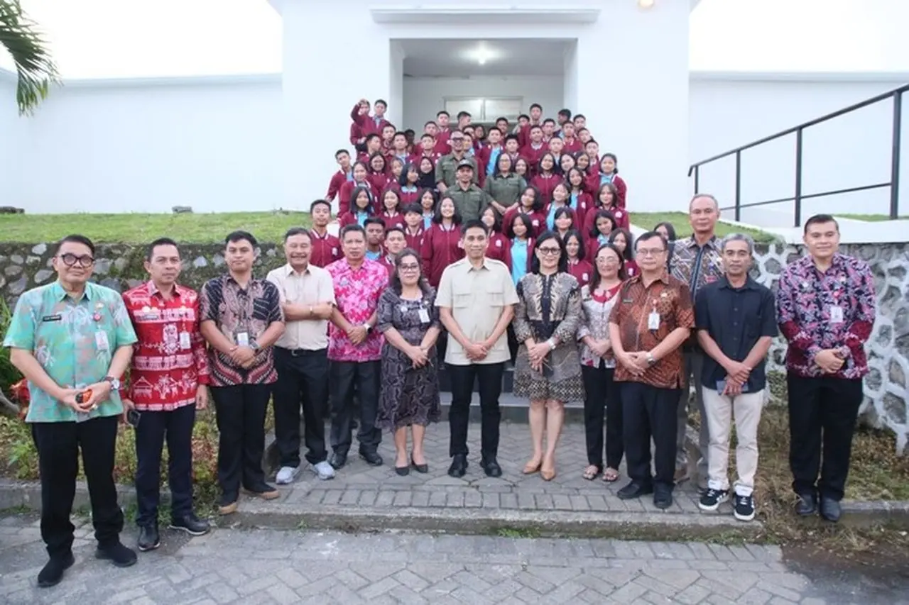 Wamendagri Ajak Siswa Minahasa Semangat Belajar di Sekolah Rakyat Inisiasi Presiden Prabowo Wamendagri Ajak Siswa Minahasa Semangat Belajar di Sekolah Rakyat Inisiasi Presiden Prabowo