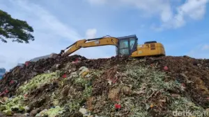 Gunungan Sampah di Pasar Kramat Jati Menggunung Akibat Truk Pengangkut Berkurang