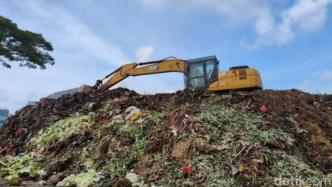 Gunungan Sampah di Pasar Kramat Jati Menggunung Akibat Truk Pengangkut Berkurang