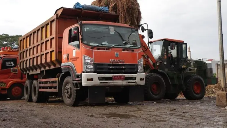DLH DKI Kerahkan 25 Unit Bantu Angkut 220 Ton Sampah Harian di Pasar Kramat Jati DLH DKI Kerahkan 25 Unit Bantu Angkut 220 Ton Sampah Harian di Pasar Kramat Jati