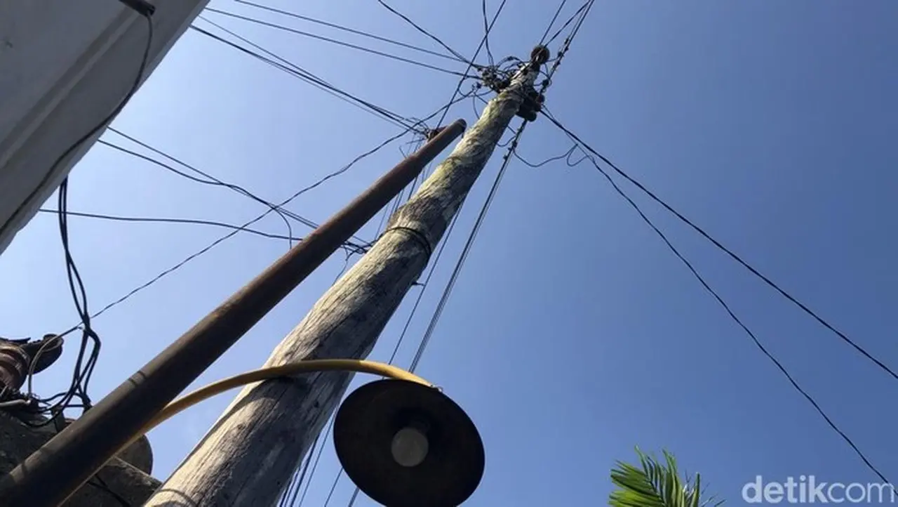 Misteri Tiang Listrik Dipukul Tengah Malam: Penanda Waktu untuk Pedagang dan Salat Subuh