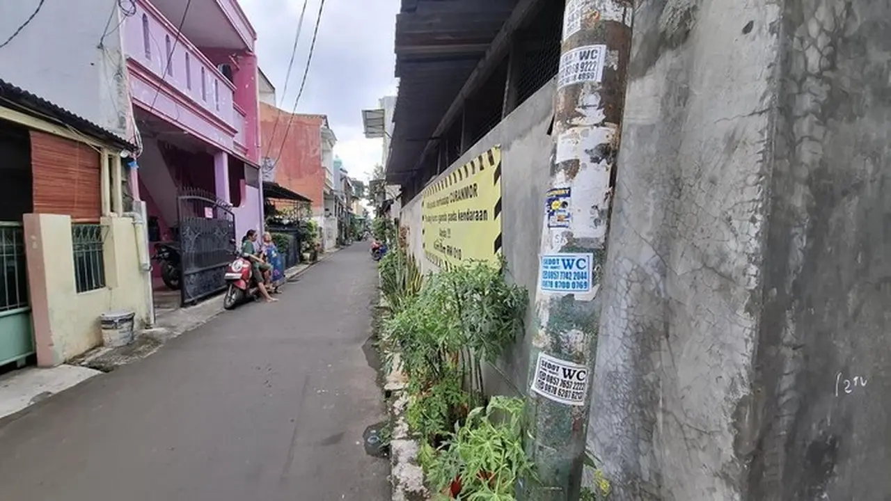 Tradisi Unik Ronda Malam: Pukulan Tiang Listrik Jadi Penanda Keamanan di Cengkareng