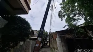 Tradisi Unik Pukulan Tiang Listrik di Cengkareng: Penanda Keamanan dan Waktu Dini Hari