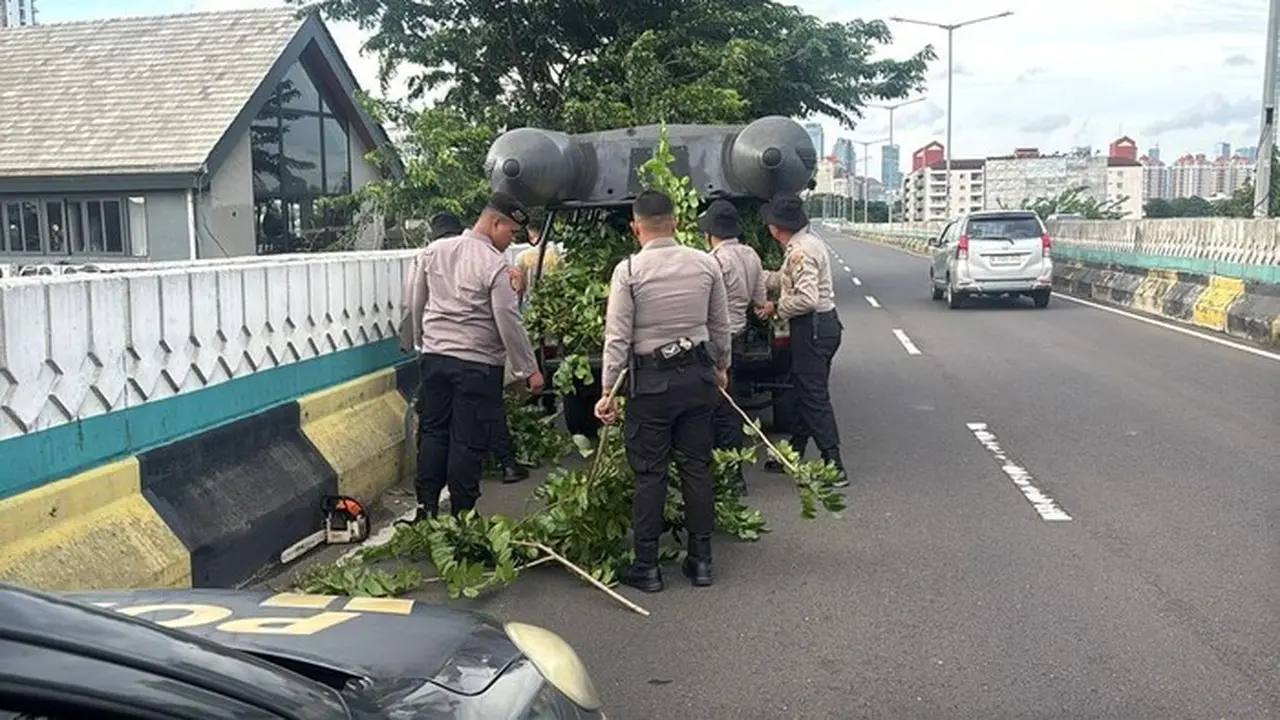 Ranting Pohon di JLNT Antasari Mengganggu, Polda Metro Jaya Turun Tangan Rapikan