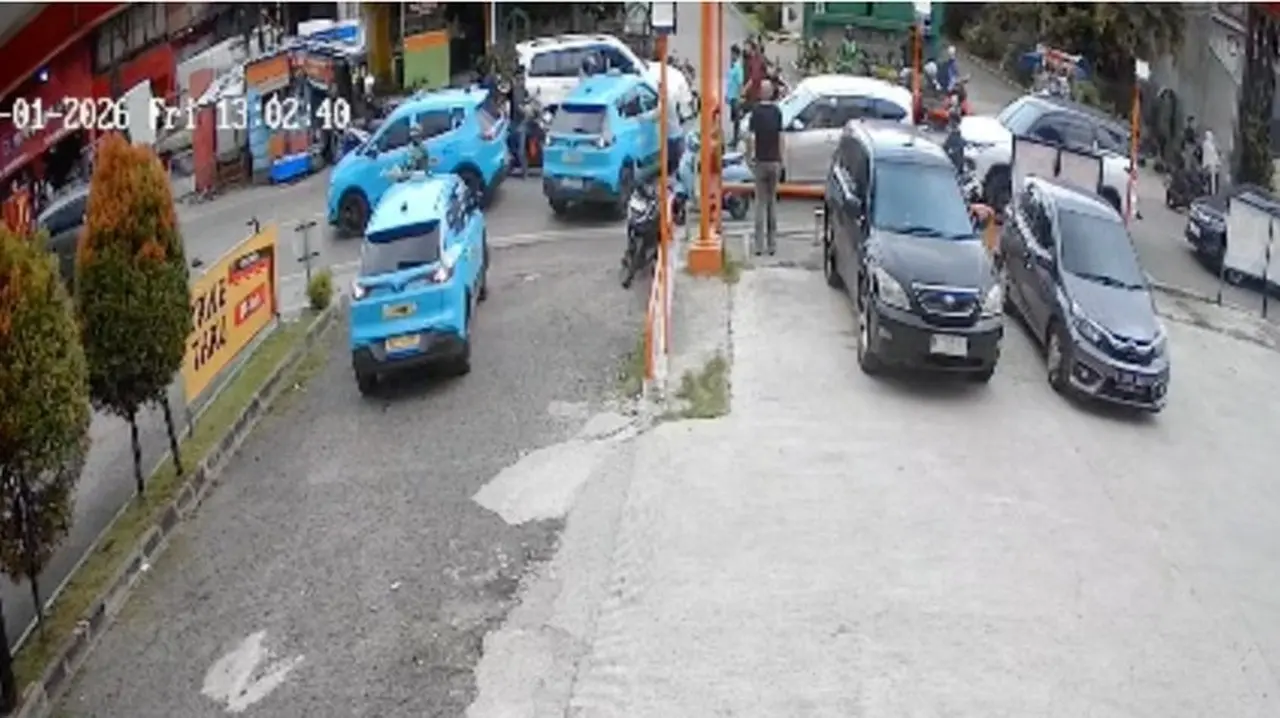 Taksi Listrik Tanpa Sopir Tabrak Restoran Ayam Goreng di Tangerang, Kerugian Rp 4 Juta