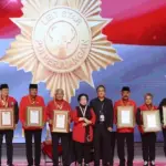 PDIP Beri Penghargaan ‘Leit Star’ Kepada Enam Tokoh Senior di Perayaan HUT ke-53