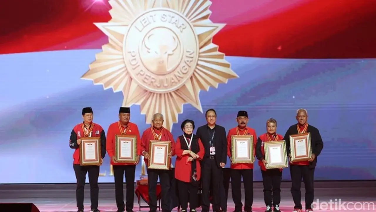 PDIP Beri Penghargaan ‘Leit Star’ Kepada Enam Tokoh Senior di Perayaan HUT ke-53